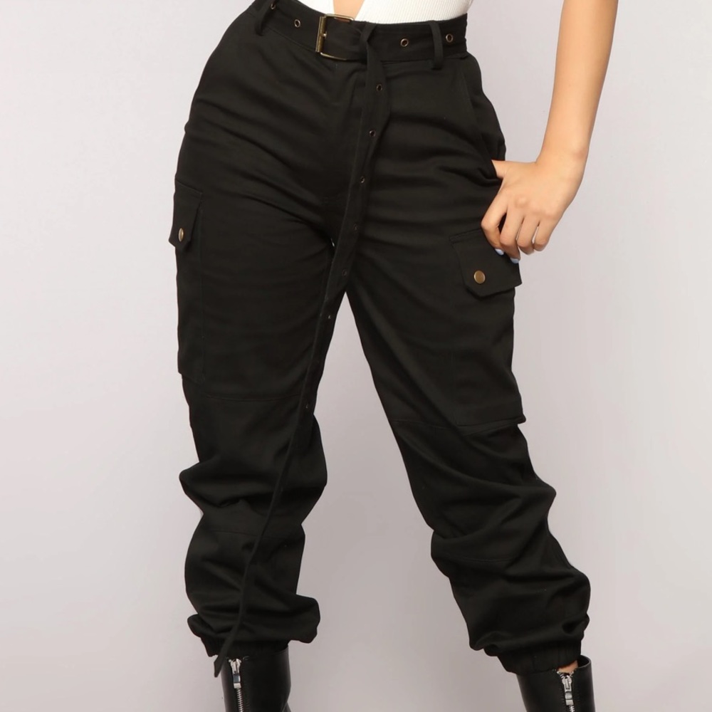 High Waisted Cargo Chic Pants🖤 NWT